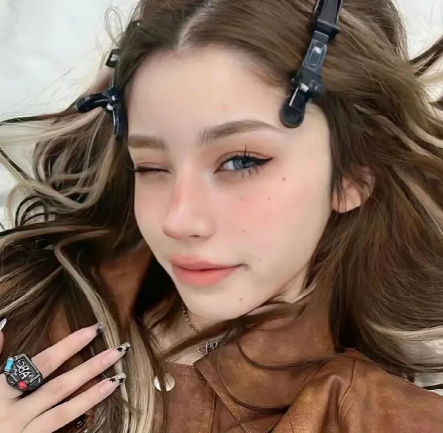 她行走于黑暗中